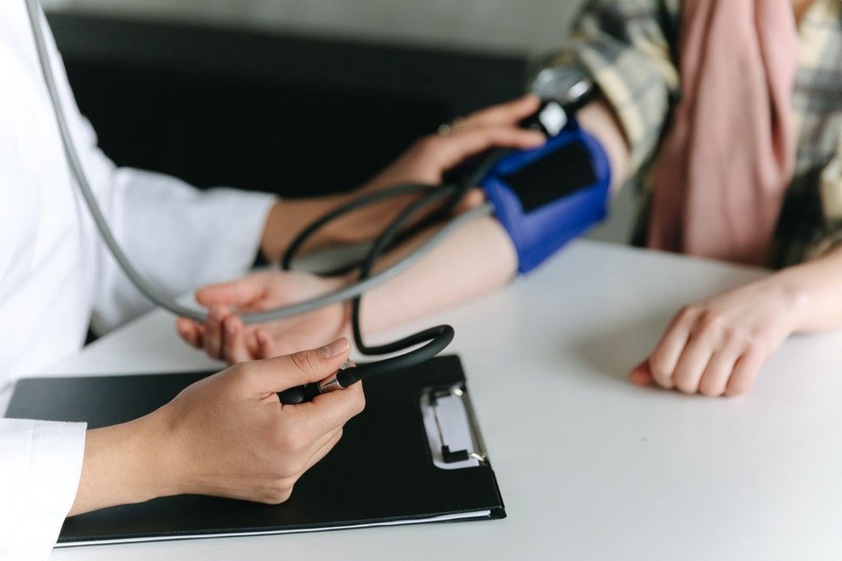 Muayene sırasında tansiyon ölçümü yapılan klinik değerlendirme